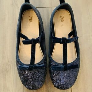 Zara Girls Size 33 Navy Blue Bow Trim T-Strap Glitter Shoes